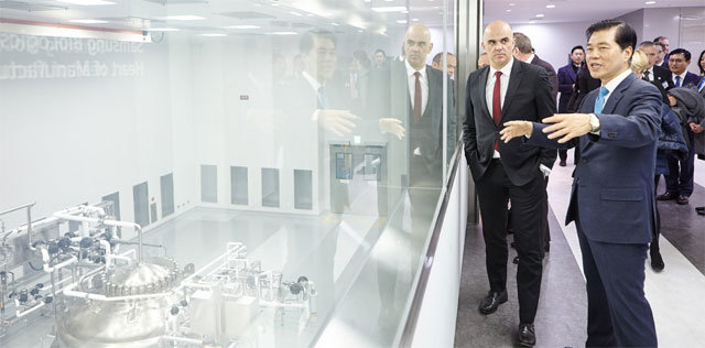 올 2월 인천 송도국제도시 삼성바이오로직스를 방문한 알랭 베르세 스위스 대통령(왼쪽). 삼성바이오로직스 제공