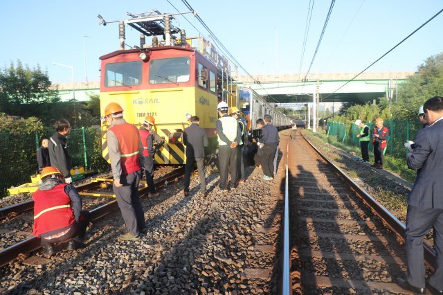 2일 오전 경기도 고양시 대곡역 인근에 작업열차가 멈춰 서 서울지하철 공사 등 관계자들이 복구작업을 하고 있다.  © News1