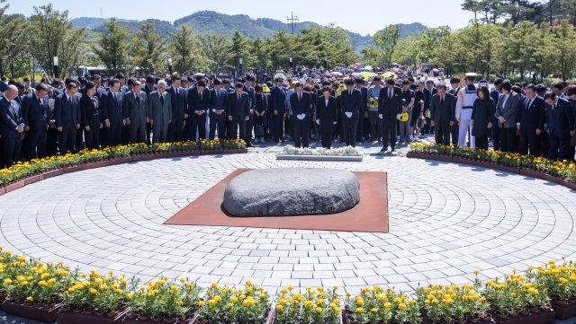 권양숙 여사, 이해찬 노무현재단 이사장 등 참석자들이 지난 5월 23일 경남 김해시 봉하마을에서 열린 고 노무현 전 대통령 9주기 추도식에서 너럭바위를 바라보고 있다. 2018.5.23/뉴스1 © News1