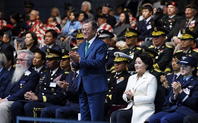 1일 오후 서울 용산 전쟁기념관 평화의 광장에서 열린 제70주년 국군의날 기념식에서 문재인 대통령이 박수를 치고 있다. 청와대사진기자단