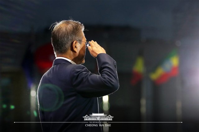 문재인 대통령이 1일 서울 용산구 전쟁기념관 평화의 광장에서 열린 제70주년 국군의 날 기념식에서 경례를 하고 있다. (청와대 페이스북) 2018.10.1/뉴스1