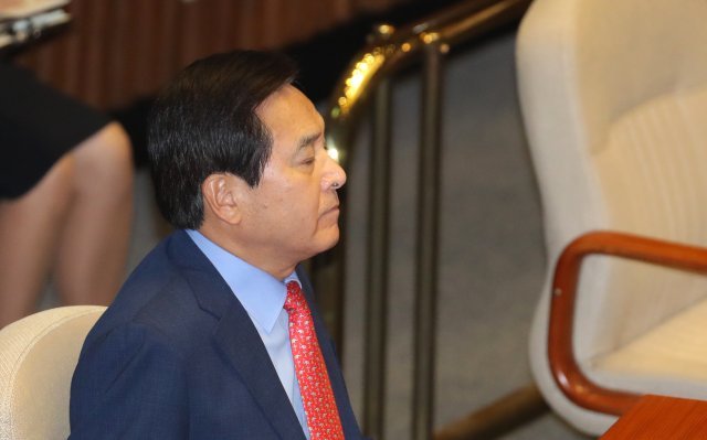 심재철 자유한국당 의원이 2일 오전 서울 여의도 국회에서 열린 본회의에 참석해 생각에 잠겨있다. 2018.10.2/뉴스1 © News1