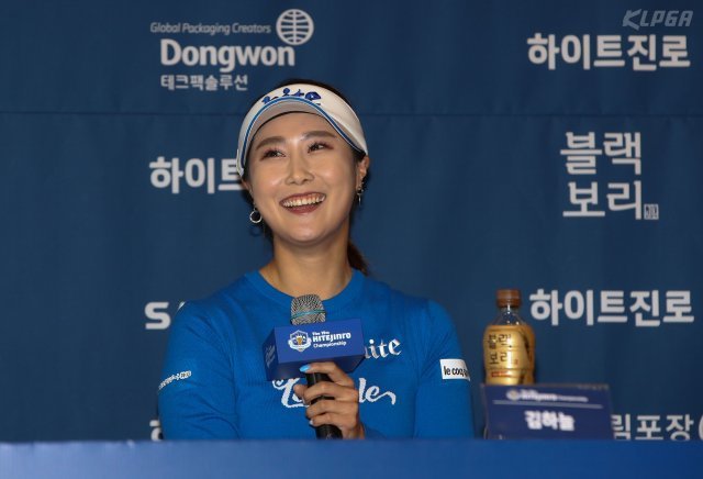 김하늘이 2일 서울 웨스틴조선 호텔에서 열린 ‘제19회 하이트진로 챔피언십’ 기자간담회에서 취재진의 질문에 답하고 있다. (KLPGA 제공) 2018.10.2/뉴스1