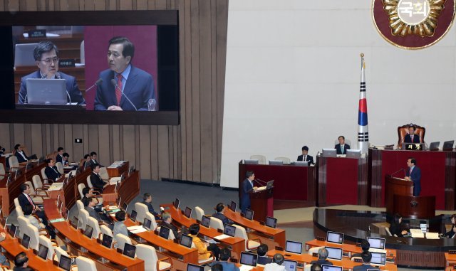 심재철 자유한국당 의원이 2일 서울 여의도 국회에서 열린 본회의에서 김동연 경제부총리 겸 기획재정부 장관에게 대정부 질문을 하고 있다. 뉴스1 © News1