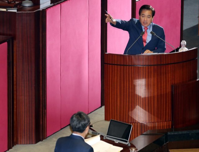 심재철 자유한국당 의원이 2일 서울 여의도 국회에서 열린 본회의에서 김동연 경제부총리 겸 기획재정부 장관에게 대정부 질문을 하고 있다. 뉴스1 © News1