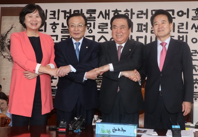 문희상 국회의장이 21일 서울 여의도 국회 국회의장실에서 평양남북정상회담 특별수행한 3당 대표들과 회동에 앞서 손을 맞잡고 있다. 왼쪽 부터 이정미 정의당 대표, 이해찬 더불어민주당 대표, 문 의장, 정동영 민주평화당 대표. © News1