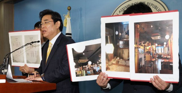 홍지만 자유한국당 홍보본부장이 2일 오후 서울 여의도 국회 정론관에서 논란이 된 업무추진비 사용 처와 내역 관련 정부측 해명에 대한 반박 기자회견을 하고 있다. 2018.10.2/뉴스1 © News1