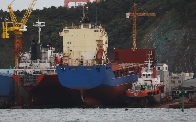 미국 정부가 대북 독자 제재 대상으로 지정한 러시아 선박 ‘세바스토풀’호가 부산항에 정박해 있다. 세바스토폴 호는 ‘선박 대 선박’간 이전 방식으로 북한에 정유 제품을 공급한 의혹을 받고 있다. 사진은 지난달 22일 부산항에 정박해 있는 ‘세바스토폴호’. 2018.09.30/뉴스1 © News1