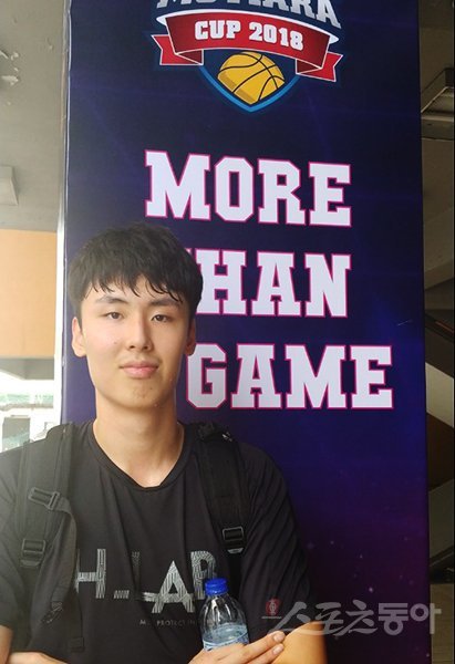 KCC의 기대주 송교창은 파워를 향상시키기 위해 체중을 올리고 새 시즌 개막에 맞춰 담금질에 한창이다. 그는 올 시즌에도 기량발전을 예고하고 있다. KCC는 말레이시아 쿠알라룸프루에서 진행 중인 세리무티아라컵에 출전 중이다. 쿠알라룸푸르(말레이시아)｜정지욱 기자 stop@donga.com