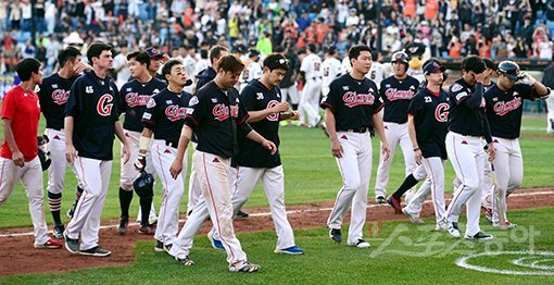 3일 대전 한화생명이글스파크에서 ‘2018 신한은행 마이카 KBO리그‘ 한화 이글스와 롯데 자이언츠의 경기가 열렸다. 한화에 6-7으로 패한 롯데 선수들이 경기장을 빠져나가고 있다. 대전｜김민성 기자 marineboy@donga.com