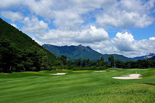 경상북도 문경시 마성면에 위치한 문경골프&리조트는 빼어난 접근성과 코스 구성, 가성비와 절경 등의 장점을 바탕으로 2018 XGOLF 소비자선정 10대 골프장에 당당히 이름을 올렸다.