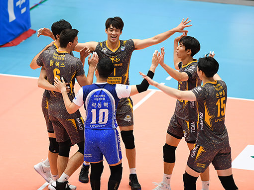 KB손해보험은 프런트에서 현장으로 무게를 옮기는 체질 개선을 감행했다. 대형 FA 영입은 없었지만 코트에 오르는 6인 전원의 장점을 모아 승리로 연결하는 토탈 배구를 꿈꾸고 있다. 사진제공｜KOVO