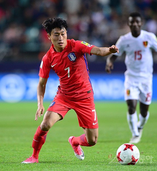 포항 스틸러스 이진현에게 2018년은 ‘승승장구’의 해다. 아시안게임 금메달과 소속팀의 상위 스플릿 진출의 겹경사에 이어 생애 첫 성인대표팀 태극 마크까지 달게 됐다. 그는 “또 다른 설레는 감정이 생겼다”고 기뻐했다. 스포츠동아DB