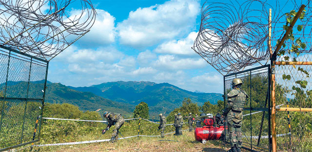 GP 철조망 넘어… 2일 강원 철원 비무장지대(DMZ) 내 화살머리고지 수색로에서 장병들이 일렬로 서 
수색로 양측 지역을 대상으로 한 지뢰 탐지 작전을 하고 있다. 내년 4월부터 진행하는 화살머리고지 공동 유해 발굴에 앞서 남북은 
1일부터 고지 내 지뢰를 제거하는 작업에 돌입했다. 철원=사진공동취재단