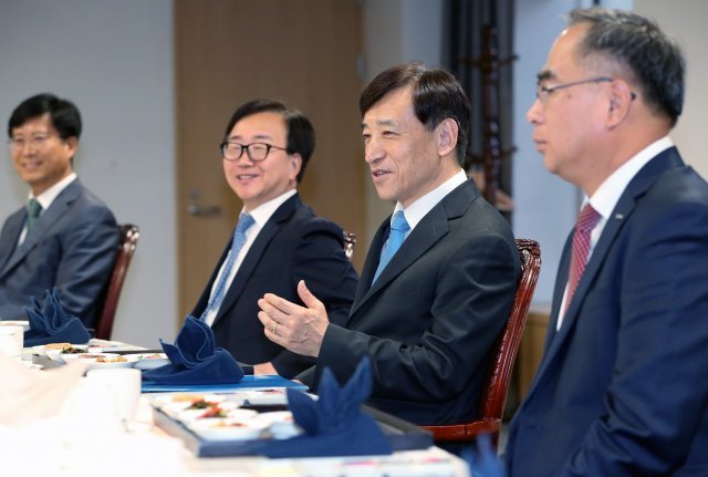 이주열 한국은행 총재가 4일 오전 서울 중구 태평로 한국은행에서 열린 경제동향간담회에서 참석자들과 대화를 나누고 있다. 2018.10.4/뉴스1 © News1