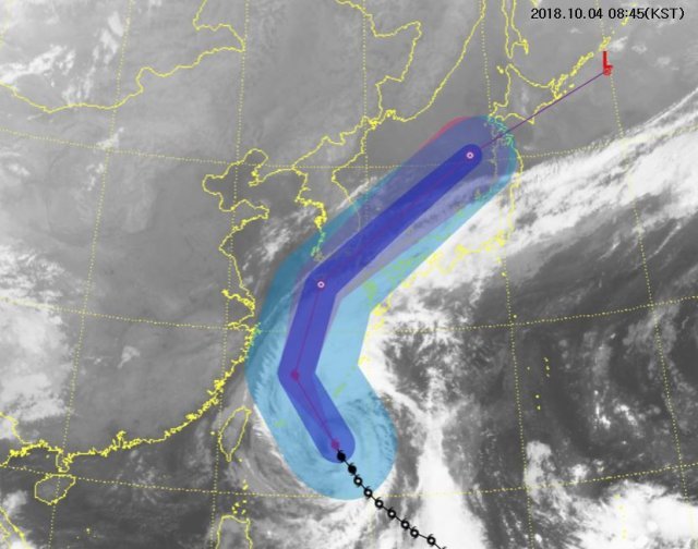 제 25호 태풍 콩레이(KONG-REY) 진입 예상경로 및 위성사진 (4일 오전 8시 기준). 기상청 제공