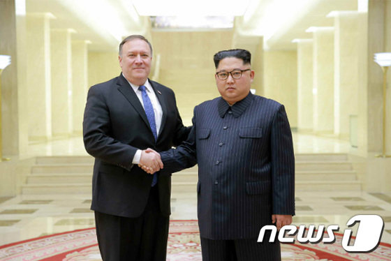 김정은 북한 국무위원장과 마이크 폼페이오 미국 국무장관./뉴스1