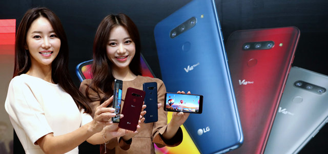 LG전자가 4일 선보인 프리미엄 스마트폰 ‘LG V40 ThinQ(씽큐)’. 전면에 렌즈 2개, 후면에 렌즈 3개를 넣어 다양한 일상 속 장면을 선명하게 찍을 수 있도록 했다. LG전자 제공