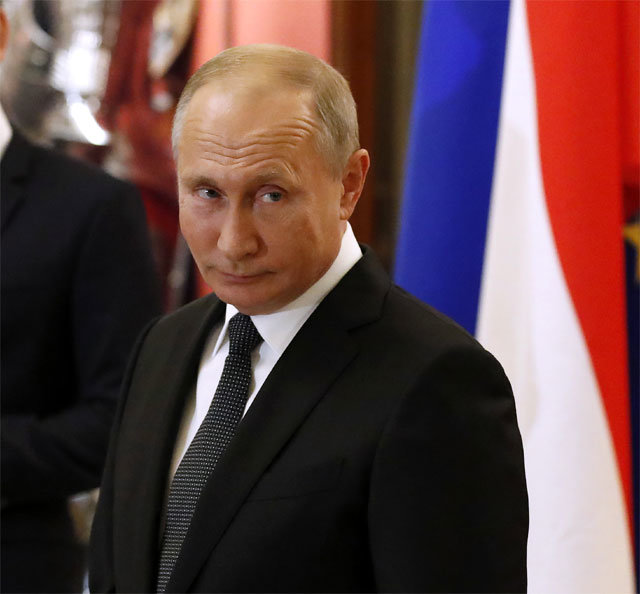 블라디미르 푸틴 러시아 대통령이 3일 상트페테부르크의 한 미술관에서 열린 전시회 개막식에 참석한 모습. 상트페테르부르크=AP 뉴시스