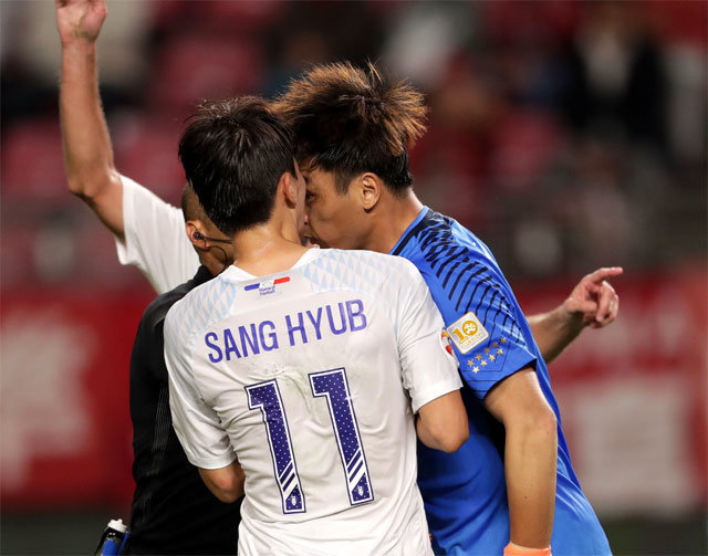가시마 앤틀러스의 골키퍼 권순태(오른쪽)가 3일 수원과의 경기에서 수원 임상협에게 박치기를 하고 있다. 한국프로축구연맹 제공