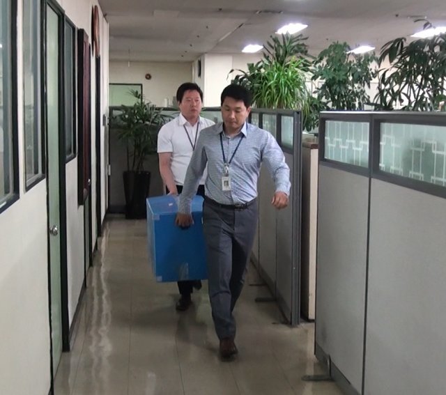 경찰이 경비용역업체 유니에스를 압수수색하는 모습(서울지방경찰청 지능범죄수사대 제공) © News1