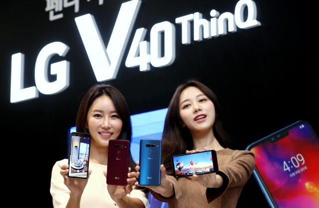 4일 오전 서울 강서구 마곡 LG싸이언스파크에서 모델들이 5개의 카메라를 장착한 전략 스마트폰 LG V40 ThinQ를 소개하고 있다. © News1
