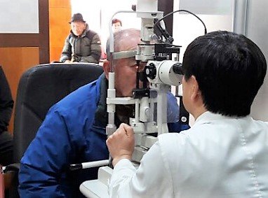눈병 검사를 받고 있는 환자./뉴스1 © News1