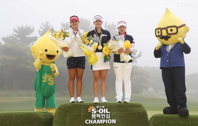 지난해 S-OIL 챔피언십에서 나란히 시상대에 오른 이정은6, 김지현, 김지현2(왼쪽부터). 장시 김지현이 우승을 차지했고, 이정은6와 김지현2는 2,3위에 올랐다.