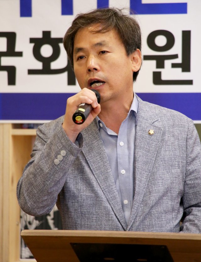 12일 경북 구미시청에서 더불어민주당 비례대표 김현권 의원이 구미 을 지역구 위원장 출마 기자회견을 하고 있다. 김 의원은 “민주당 출신 장세용 구미시장 성공 지원을 위해서 출마한다“ 고 밝혔다. 2018.7.12/뉴스1 © News1