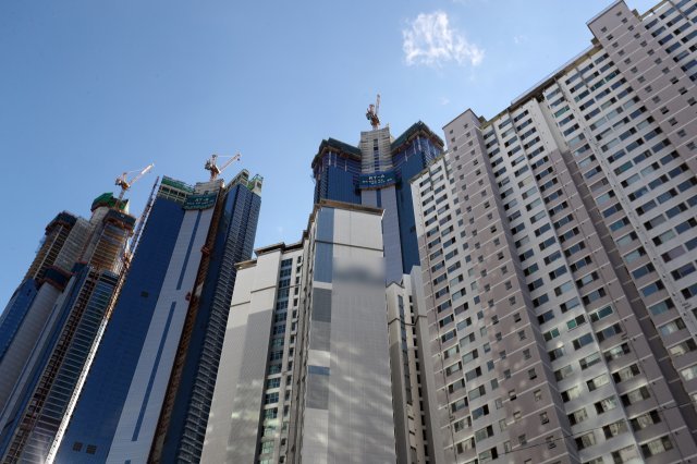 지난해 ‘8·2 부동산 대책’ 이후 부산 지역 아파트 가격이 줄곧 하락세를 보이고 있다. 사진은 부산 해운대구의 한 아파트. 2018.9.27/뉴스1 © News1