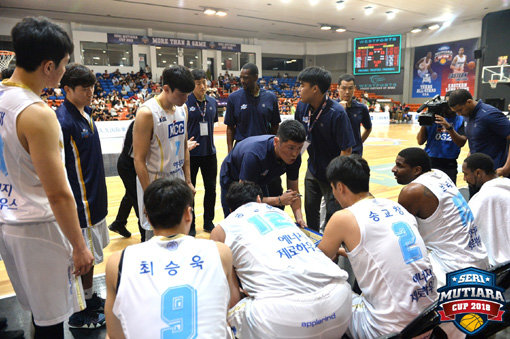 추승균 감독이 2018 세리 무티아라컵에서 선수들에게 작전을 지시하고 있다. 추 감독은 이번 대회 조별리그에서 젊은 선수들의 출전기회를 주면서 경기 경험을 쌓도록 했다. 사진제공｜세리 무티아라컵 조직위원회