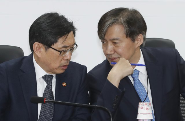 조국 청와대 민정수석(오른쪽)과 박상기 법무부장관. © News1