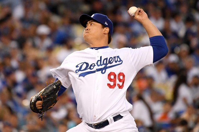 류현진(LA 다저스)이 5일(한국시간) 미국 캘리포니아주 로스엔젤레스의 다저스타디움에서 열린 애틀랜타 브레이브스와의 2018 메이저리그 내셔널리그 디비전시리즈 1차전에 선발 등판해 투구를 하고 있다. © AFP=News1