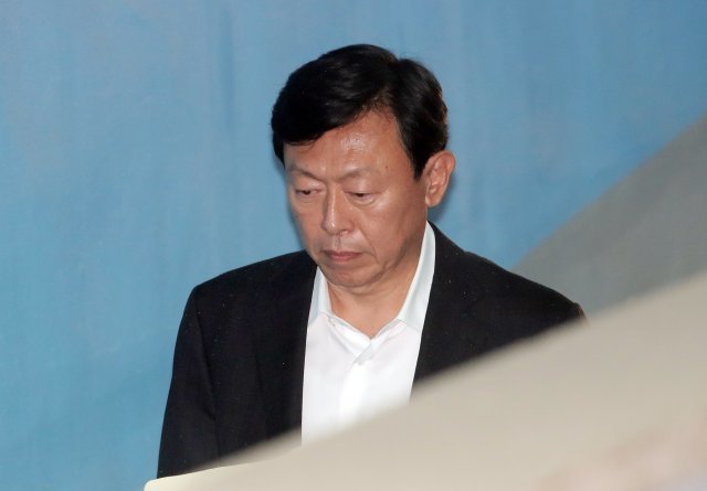 ‘비선실세’ 최순실씨에게 70억원의 뇌물을 준 혐의로 재판에 넘겨진 신동빈 롯데그룹 회장이 5일 서울 서초구 서울고등법원에서 열린 선고공판에 출석하고 있다. © News1