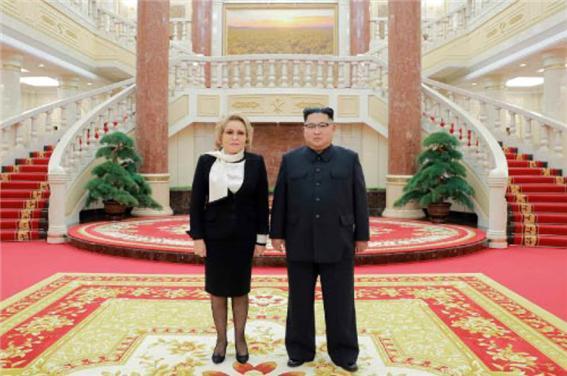 김정은 북한 국무위원장과 발렌티나 마트비옌코 러시아 상원의장(왼쪽). © News1