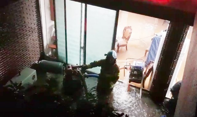 5일 태풍 콩레이의 영향으로 제주에 많은 비가 내리면서 제주시 애월읍의 한 주택이 물에 잠겨 있다. (제주도소방안전본부 제공) © News1