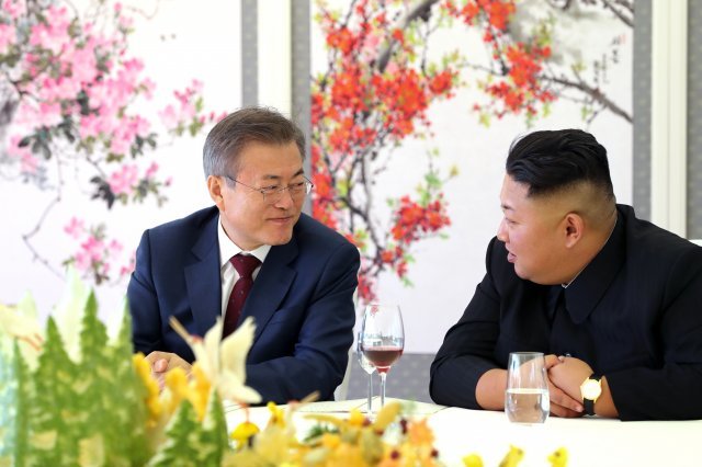 문재인 대통령과 김정은 국무위원장이 삼지연초대소에서 오찬을 하고 있다. 2018.9.20/뉴스1 © News1 평양사진공동취재단