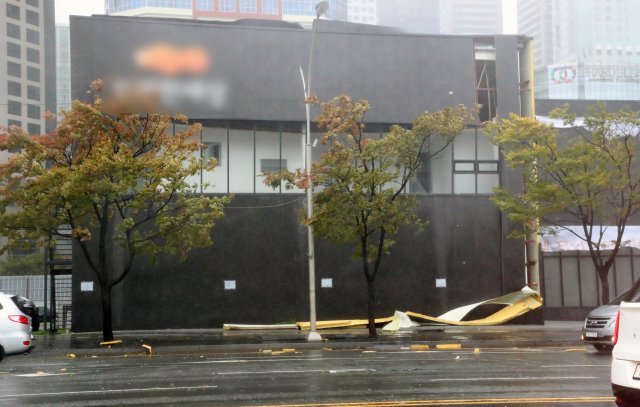 태풍 ‘콩레이’가 북상한 6일 오전 부산 해운대구 우동의 한 모델하우스의 외관이 떨어져 도로에 나뒹굴고 있다. 2018.10.6/뉴스1 © News1