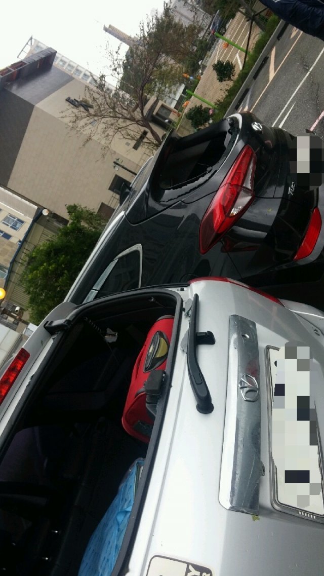 6일 해운대구 중동에 오피스텔 외벽 통유리가 강풍에 의해 깨져 맞은편 공영주차장에 주차된 차량 창문이 깨지는 등의 피해를 입었다.(부산시경찰청 제공)© News1