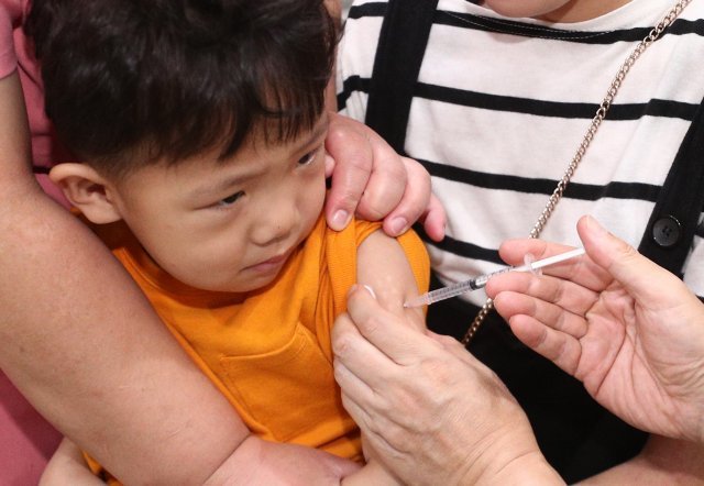 경기 수원시의 한 소아병원을 방문한 어린이가 독감예방접종 주사를 맞고 있다© News1