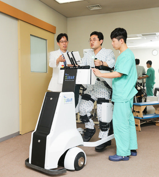 지능형 하지재활 보행보조로봇 ‘슈바(SUBAR)’를 활용한 치료 모습. 사진제공｜중앙대병원