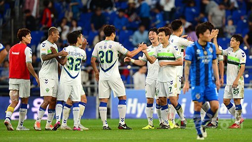 7일 울산 문수축구경기장에서 열린 ‘KEB하나은행 K리그1 2018’ 울산 현대와 전북 현대의 경기에서 전북이 정규리그 우승을 달성한 뒤 선수들이 그라운드에서 기쁨을 나누고 있다. 울산｜김민성 기자 marineboy@donga.com