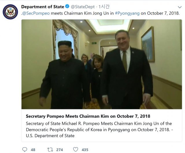7일 방북한 마이크 폼페이오 미 국무장관(왼쪽)과 김정은 북한 국무위원장이 이동 중 대화를 나누고 있는 모습. (출처=미 국무부 트위터)