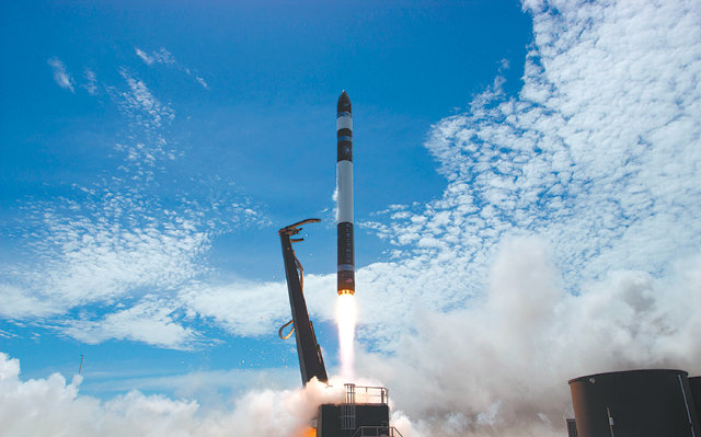 미국의 소형 발사체 기업 로켓랩이 자체 개발한 발사체 ‘일렉트론’을 발사하고 있다. 일렉트론은 30개에 이르는 전 세계 소형 
발사체 기업 중 하나로, 기술 완성도가 가장 높아 상용 발사 서비스에 제일 근접했다는 평가를 받고 있다. 로켓랩 제공
