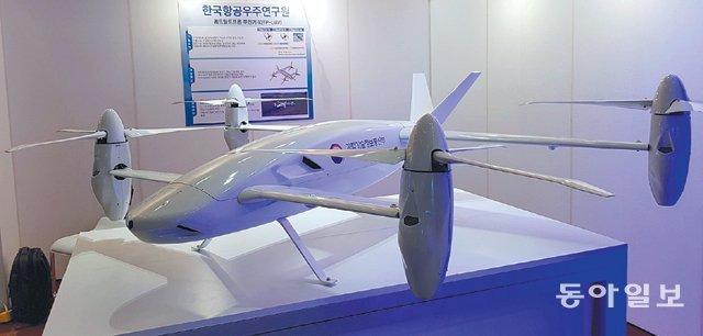한국항공우주연구원이 개발 중인 ‘쿼드틸트프롭 무인기’. 프로펠러의 방향을 바꿔 수직으로 뜨고 내리면서도 빠른 속도로 장시간 비행할 수 있다. 전승민 동아사이언스 기자 enhanced@donga.com