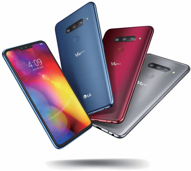 5개 카메라를 장착한 LG V40 ThinQ. 후면에 표준, 초광각, 망원 등 3개의 렌즈를 탑재했다. 다양한 화각과 줌을 이용해 인물과 배경에 맞는 사진들을 한 번에 찍을 수 있다. 전면에는 800만 화소 표준 렌즈와 500만 화소 광각 렌즈 2개의 카메라가 탑재돼 배경을 흐리게 해 인물만 강조하는 아웃포커스가 한결 깔끔해졌다. 6.4인치 이상의 대화면 스마트폰 중 가장 가벼운 무게 169g, 두께는 7.7mm에 불과하다. 실크처럼 부드러운 촉감의 무광 컬러로 지문이나 얼룩이 남지 않아 실용적. 뉴 플래티넘 그레이, 뉴 모로칸 블루, 카민 레드 등 세가지 색상.