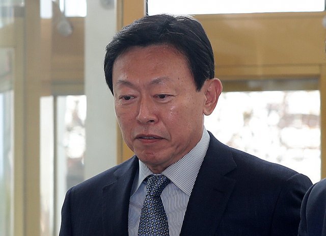 신동빈 롯데그룹 회장이 8일 오전 서울 송파구 롯데월드타워에 있는 사무실로 출근하고 있다. 신 회장은 지난5일 서울고등법원에서 열린 항소심 선고 공판에서 집행유예를 선고받고 8개월만에 풀려나 경영일선에 복귀했다. 2018.10.8/뉴스1 © News1