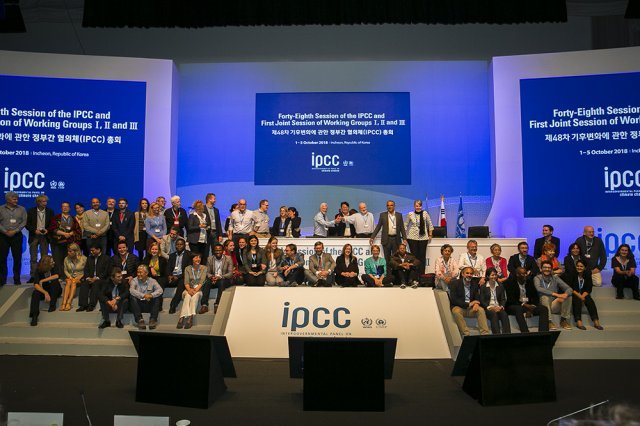 6일 오후 IPCC 총회 폐회 후 지구온난화 1.5℃ 특별보고서 주 저자들이 단체사진을 찍고 있다. (IISD/ENB | Sean Wu 제공) © News1