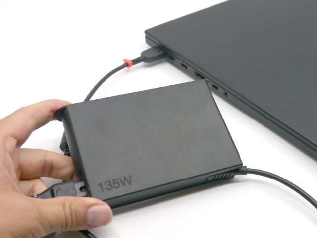 동봉된 135W 전원 어댑터(출처=IT동아)