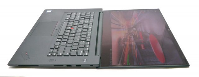 화면을 180도로 젖힐 수 있다(출처=IT동아)